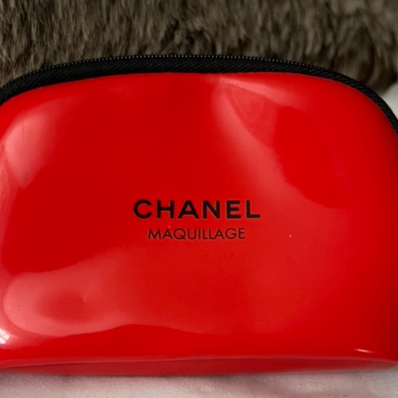 👑✅PRICE FIRM✅👑Red Patent Chanel Small Cosmetic Case & Black Pouch - Picture 4 of 17